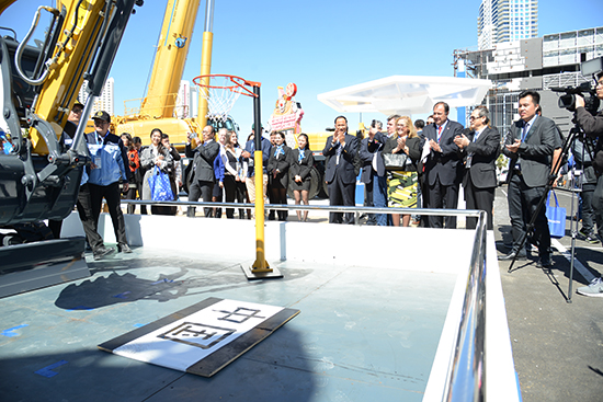 徐工XE35U液壓挖掘機現場揮毫潑墨、投籃表演，成為展場上的“閃亮明星”